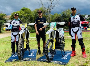 Felipe Zanol, novo chefe de equipe da PowerHuky, entre Luciano e Joaquim (MSuzukicom)