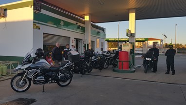  A equipa no reabastecimento das motos