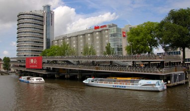 4 - Parque para bicicletas na Estação Central de Amesterdão com capacidade para 2.500 bicicletas em três pisos