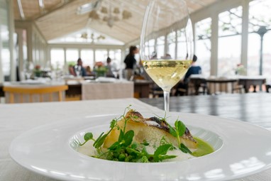 Lombo de bacalhau com favas, ervilhas e emulsão de limão 