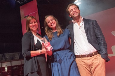 Célia Cardoso, Marketing TAP, e Pedro Pinto e Sílvia Dias, da agência Wingman, receberam o prémio na gala realizada em Berlim.