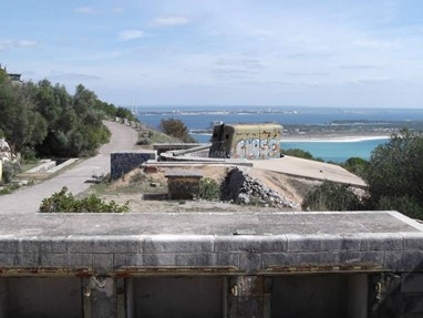 Antigas instalações militares da Bateria da Arrábida