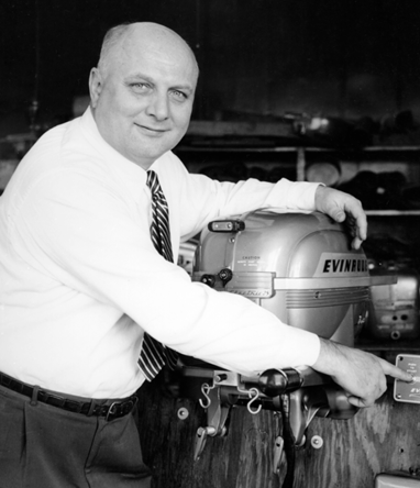 Ole Evinrude com a sua criação
