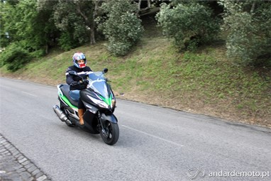 Há quem diga que Mulher e moto são combinação perfeita. Pela foto, não