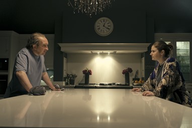 Eddie Marsan e Ria Zmitrowicz as Bernie e Roxy Monke