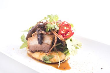 bao de barriga de porco com cogumelos shiitake