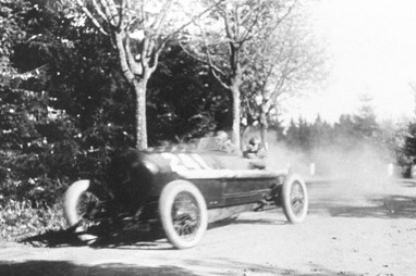 Opel Rennwagen - O Opel Rennwagen de 1914 tinha 12.300 cc, quatro válvulas por cilindro e debitava a elevadíssima potência de 260 cv, sendo capaz de levar o ‘Grünes Monster’ de 2000 kg de peso a atingir 228 km/h