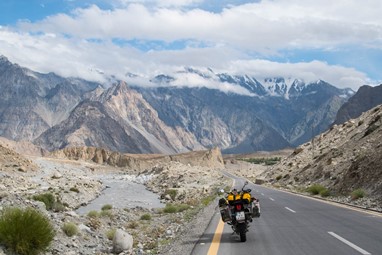 Na Karakoram Highway que liga a China ao Pakistão com uma extensão de 1300 km. Também conhecida como Friendship Highway (estrada da amizade).