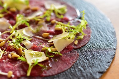 Carpaccio de novilho, azeite, chicoria e Grana Padano