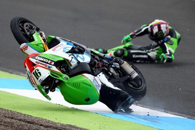 Leon Haslam ganhou uma, caiu na outra...