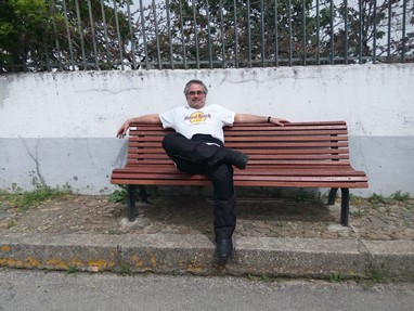 Andar de moto, uma estrada e um banco de jardim...