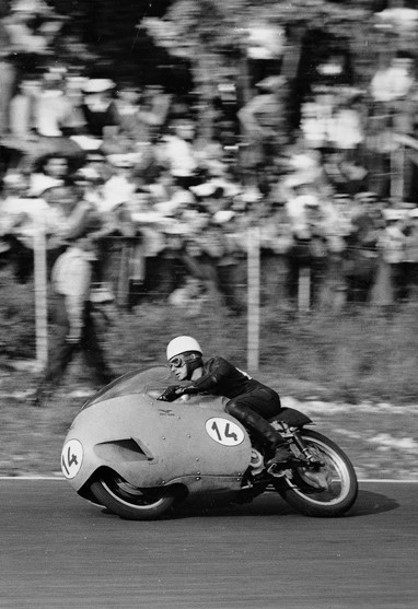 Keith Campbell aos comandos da Moto Guzzi Otto Cilindri em 1957