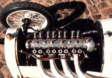 Grand Prix 1913 - Com cárter de alumínio e um único veio de excêntricos à cabeça, o motor de 4500 cc de cilindrada e 110 cv de potência do Opel Grand Prix de 1913 apresentava, em cada cilindro, duas válvulas de admissão e duas válvulas de escape