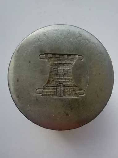  Pormenor do Cunho da torre do Grande-Colar da Ordem Militar da Torre e Espada. Aço. Frederico Costa, Lda., cerca de 1940.