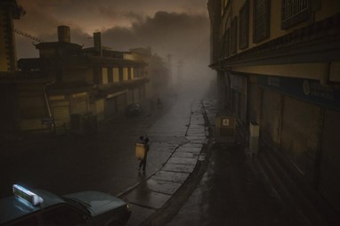 Foto Vencedora Lugares | «Long Road to Daybreak», Adam Tan | National Geographic Photo Contest 2013