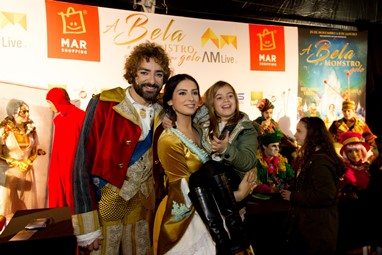 Diogo Faria e Carolina Torres com criança