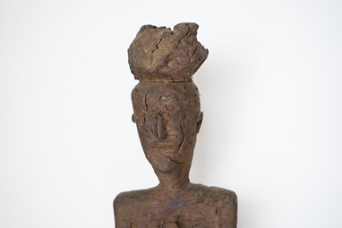 José de Almeida s/ título (lenda do São Macário), circa 1975/80 escultura em castanheiro 72x25x17cm Crédito da imagem: Daniel Moreira e Rita Castro Neves