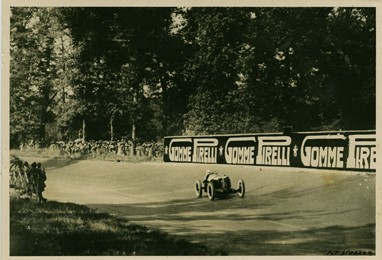 Gastone Brilli-Peri e o seu Alfa Romeo Pirelli no Gran Premio d'Italia e Campeonato do Mundo, Monza, 1025,  gelatina e brometo de prata em papel fotográfico. Fundação Pirelli.