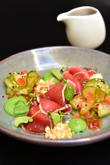 Tataki de atum, amendoim, lima kaffir e abacate