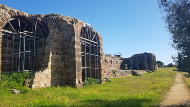 Vista da fachada da villa