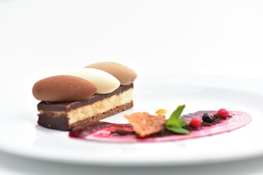 Trio de quenelles, chocolate de leite, chocolate negro e tiramisú