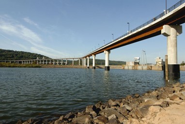 2 - Ponte sobre o rio Arkansas em North Little Rock, Arkansas, EUA. Com 13 Km de comprimento, é a maior ponte pedestre/ciclável nos EUA