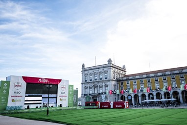 Lisboa - A Arena Portugal, iniciativa da Federação Portuguesa de Futebol, contará com um ecrã gigante e até um relvado artificial. Na Praça do Comércio haverá ainda animação com DJs e uma zona de comes e bebes. O recinto está aberto todos os dias das 12h00 às 22 horas. 