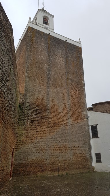 Alandroal - Torre de Menagem com a torre sineira no cimo