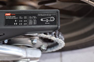 Verifique a tensão da corrente de acordo com indicação do fabricante