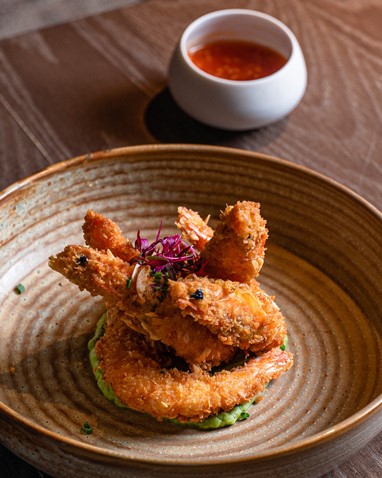Camarão crocante com sweet chili e guacamole (9€)