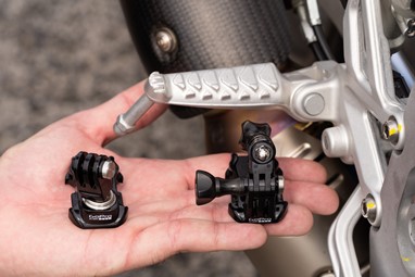 Os suportes da GoPro são um exemplo claro das diferenças no posicionamento da bota no poisa-pés