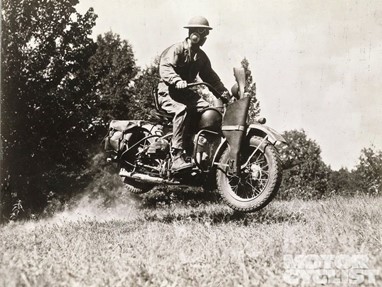 Mensageiro do exército americano em teste off-road, equipado com máscara de respiração, numa WLA (1939)