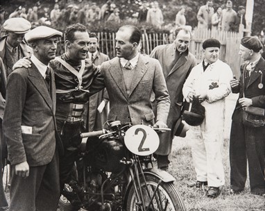 Carlo Guzzi (de chapéu), Stanley Wood (piloto) e Giovanni Parodi à direita na foto