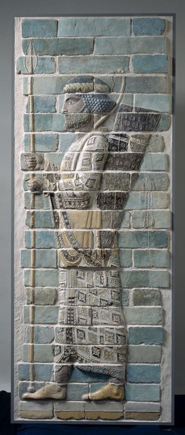 Painel de tijolo vidrado «Arqueiro» |  Irão, Susa, reinado de Dário I, período aqueménida Musée du Louvre, Département des Antiquités Orientales, Paris © Musée du Louvre, Dist. RMN-Grand Palais/ Raphaël Chipault
