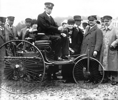 Carl Benz no seu primeiro veículo  motorizado e patenteado Modelo I em   1886, tirada em Munique no ano de 1925.