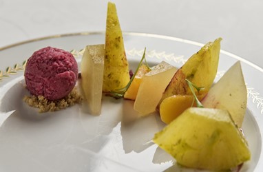 Fruta impregnada, baunilha, coentros e gelado de frutos silvestres (1)