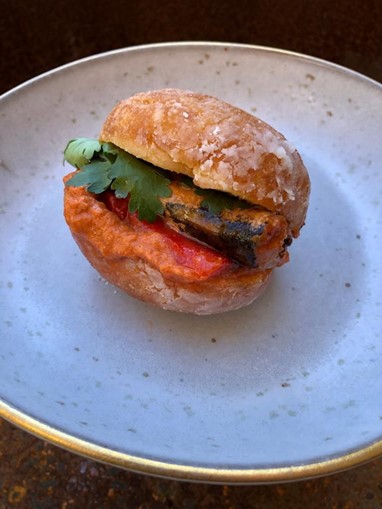 Almeja  Chef João Cura - Bola de Berlim com pimento assado e sardinha picante