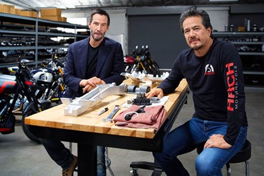 Keanu Reeves e Gard Hollinger explicam porque correr em motos é "pura diversão"