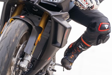 Na preparação para a curva já devemos ter a perna que fica para o interior da curva aberta