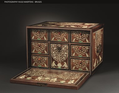 Escritório  Índia mogol, séc. XVII Teca, sissó, marfim natural e tinto e ferro 33x49,3x37,3cm Museu do Oriente, FO/0531 © Hugo Maertens/BNP Paribas/Museu do Oriente