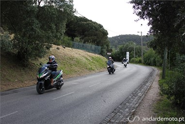 Kawasaki J300 - Yamaha X-Max 400 e Honda Forza 300