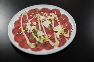 Carpaccio de vazia, azeite, chicória e Grana Padano