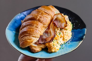 Croissant bacon e ovos mexidos