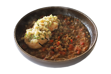 Peito de frango com crosta de ervas e estufado de lentilhas
