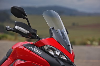 Protetor de mão e bolha garantem muito conforto em velocidades elevadas