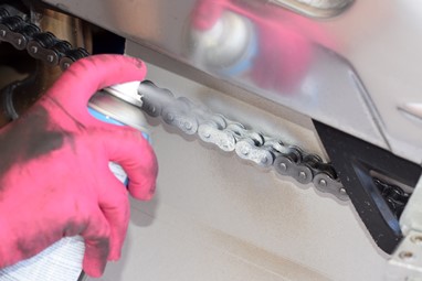 Proteger com um pouco de cartão atrás da corrente e aplicar o spray