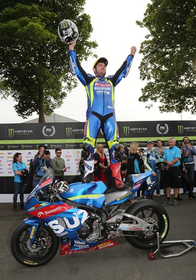 Dunlop celebra a vitória na Suzuki da Bennetts