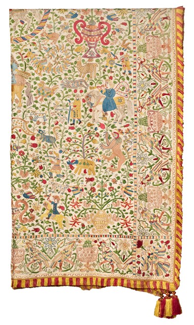 Colcha cujo tema central é a caça Tafetá de linho bordado a ponto de cadeia com fio de seda policroma  Índia (?), séc. XVII-XVIII 324x197cm Palácio Nacional da Ajuda, Inv.º PNA 56787 © DGPC/ADF – José Paulo Ruas