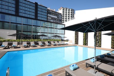 Piscina exterior do Iberostar lisboa