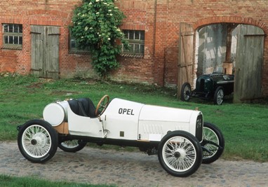 Grand Prix 1913 - Com cárter de alumínio e um único veio de excêntricos à cabeça, o motor de 4500 cc de cilindrada e 110 cv de potência do Opel Grand Prix de 1913 apresentava, em cada cilindro, duas válvulas de admissão e duas válvulas de escape